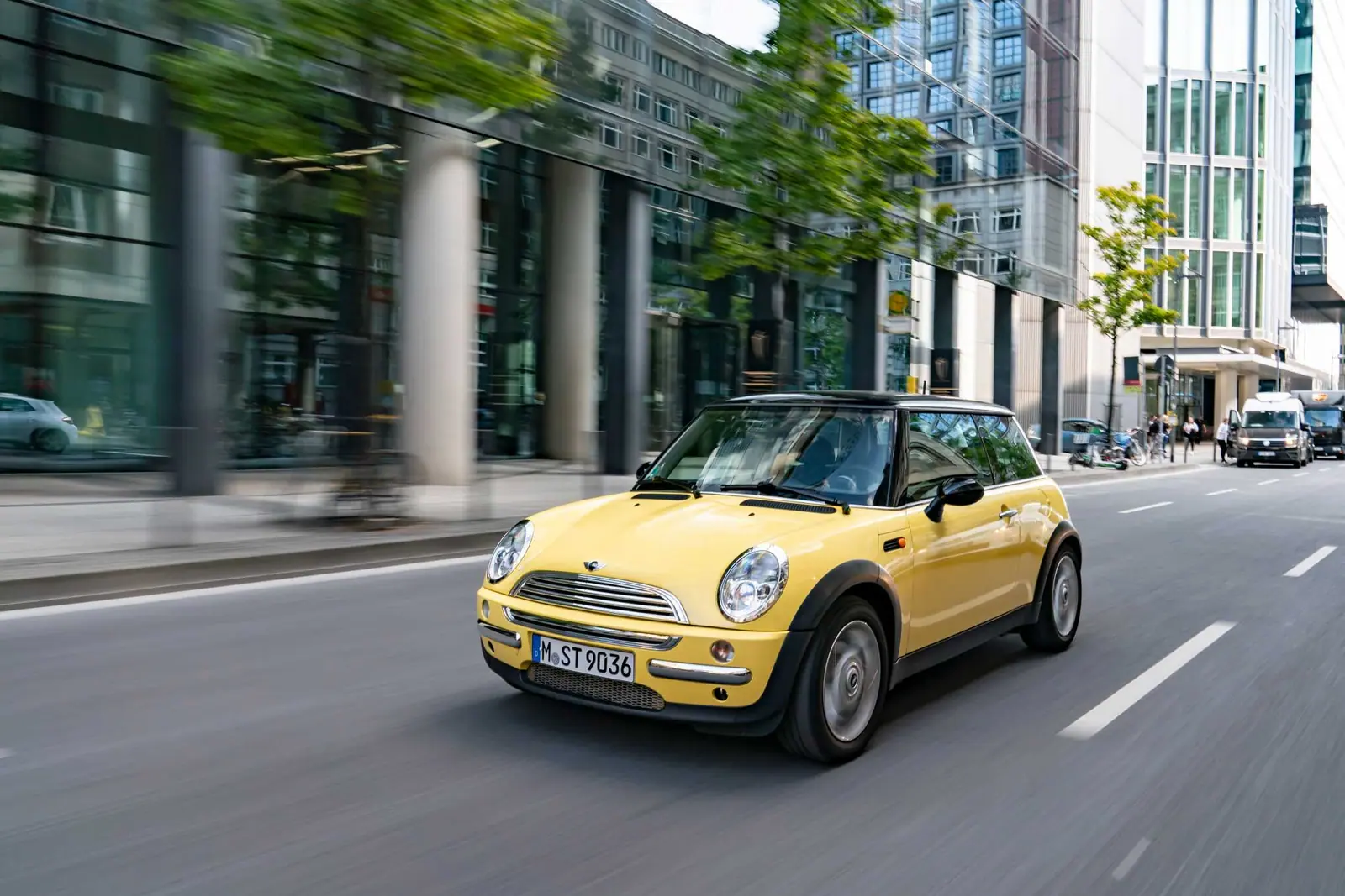 街を走るイエローの第1世代MINI Cooper