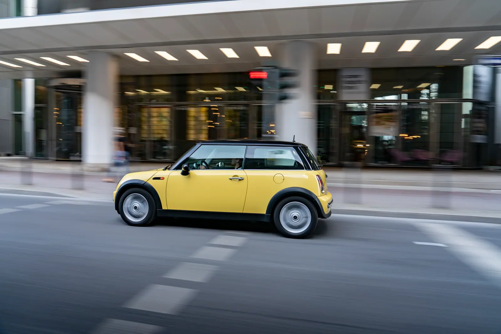 短いオーバーハングと四隅のタイヤが見える初代BMW MINI Cooperの横姿