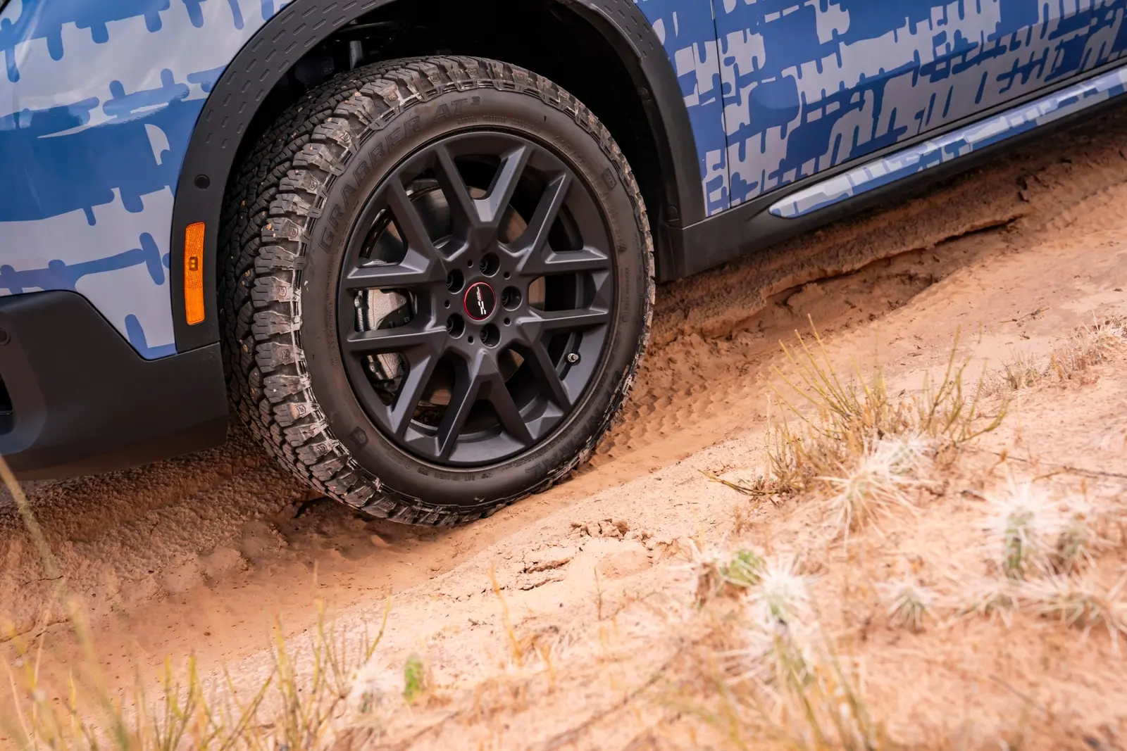 ロッキー山脈の未舗装路で試験されるMINI Countryman開発車のタイヤ