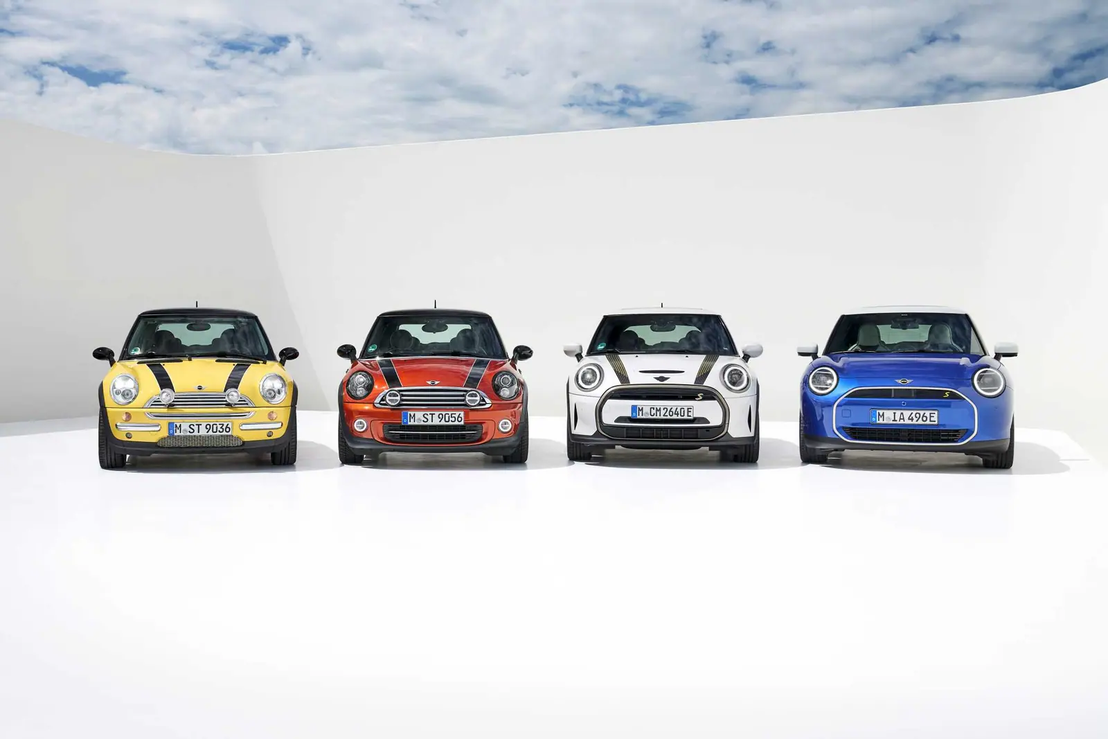 初代BMW MINIから現行MINI Cooperまで4世代の正面デザイン