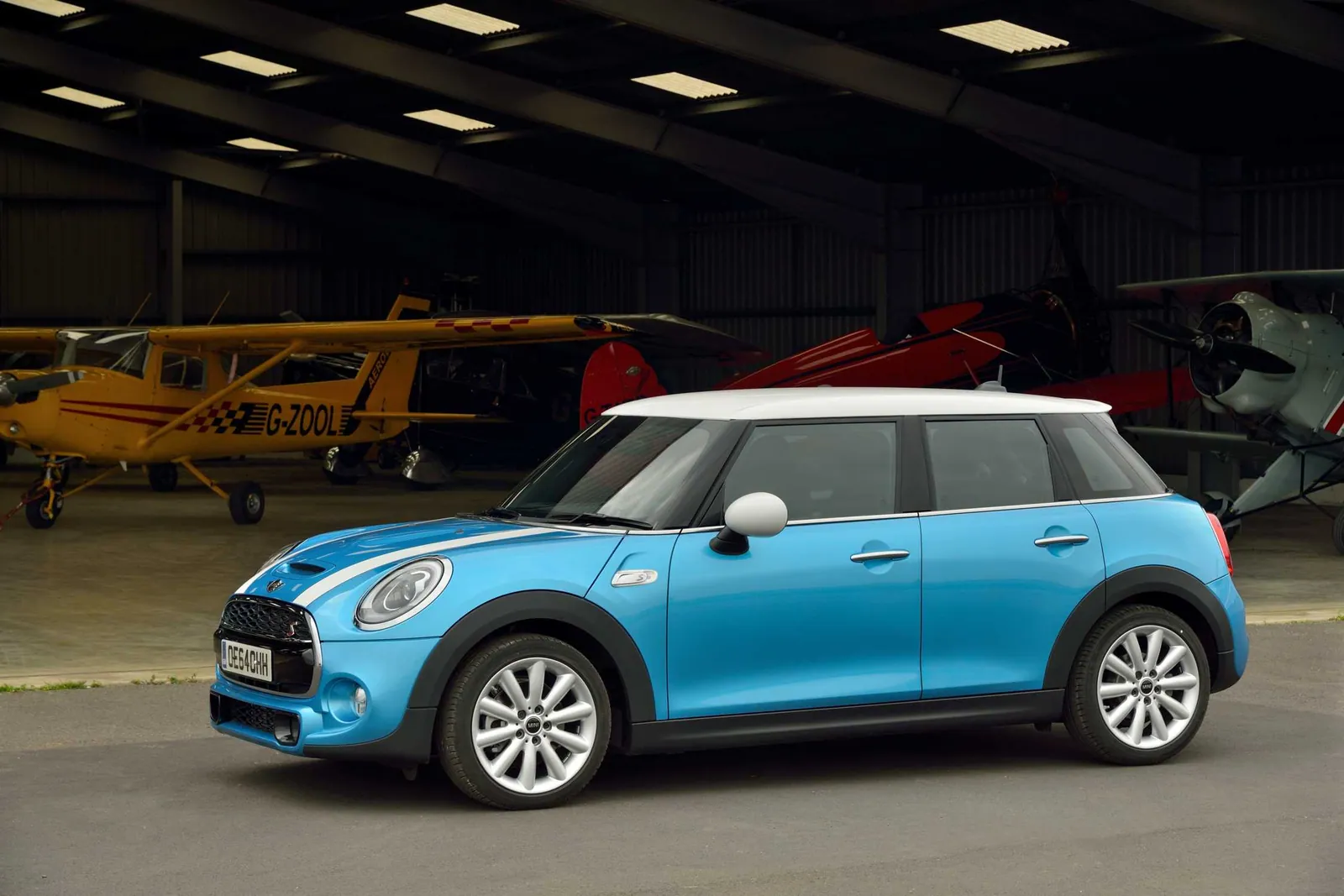 海沿いに停まる第3世代MINI Cooper S 5 Door