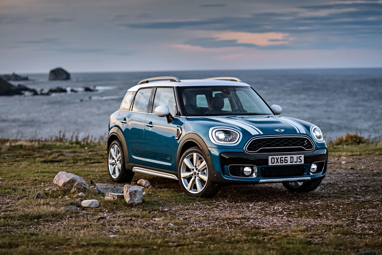 海辺に停まるIsland Blueの第2世代MINI Countryman