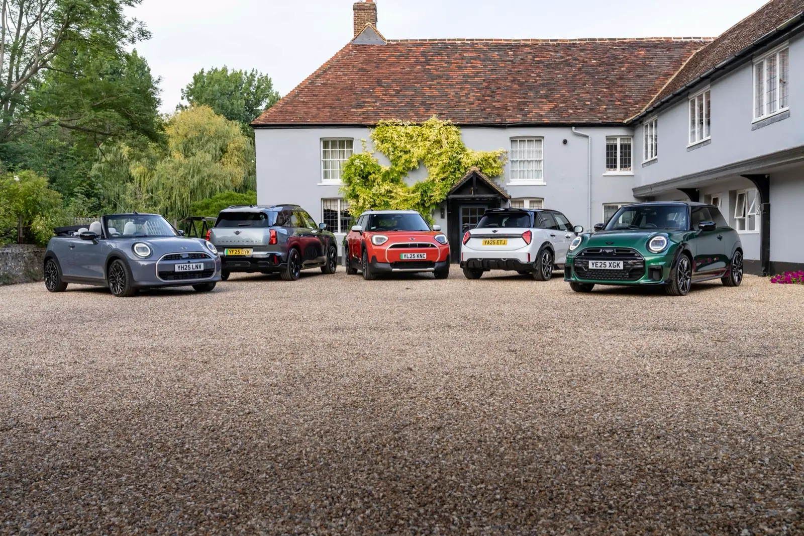 現行MINIファミリーのConvertible、Countryman、Aceman、Cooper、John Cooper Works