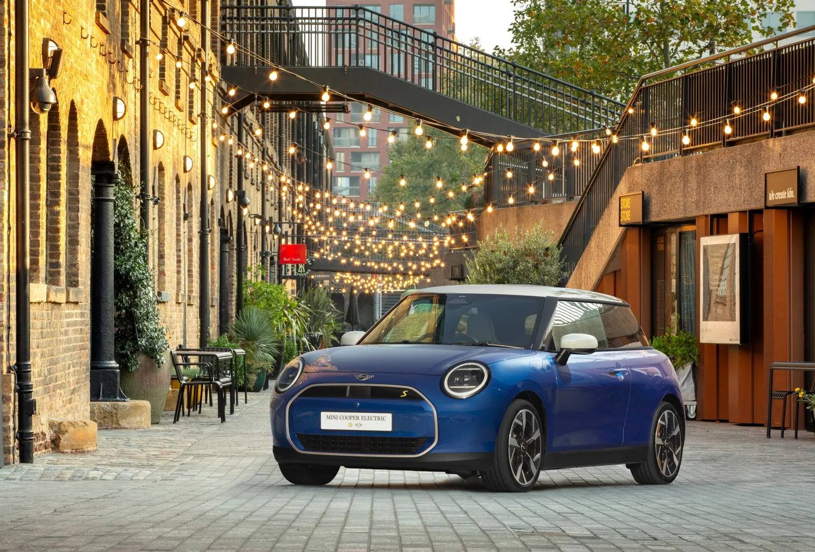 ロンドンの街角に停まる青いMINI Cooper Electric