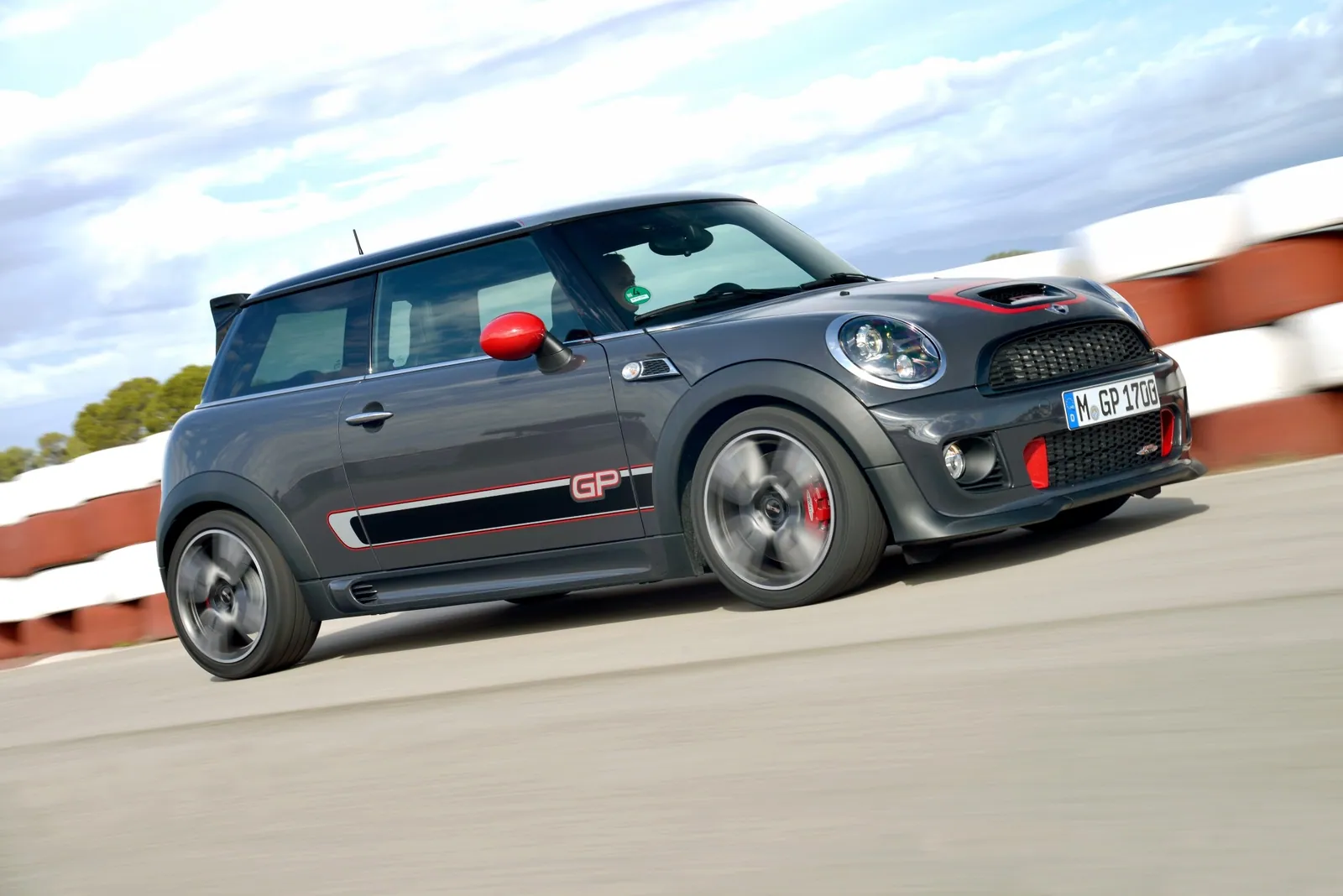 サーキットを走る第2世代MINI John Cooper Works GP