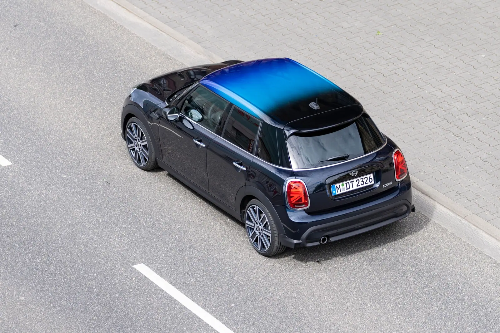 青から黒へ滑らかに変化するMINI Multitone Roof