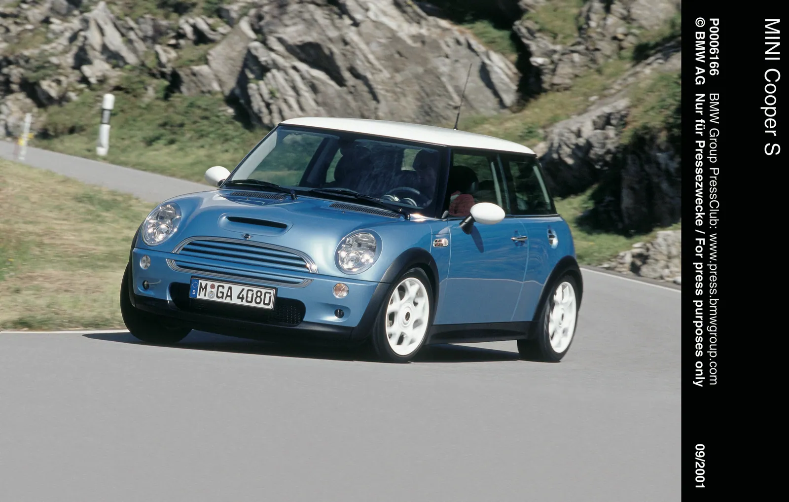 峠道を走るElectric Blueの初代MINI Cooper S