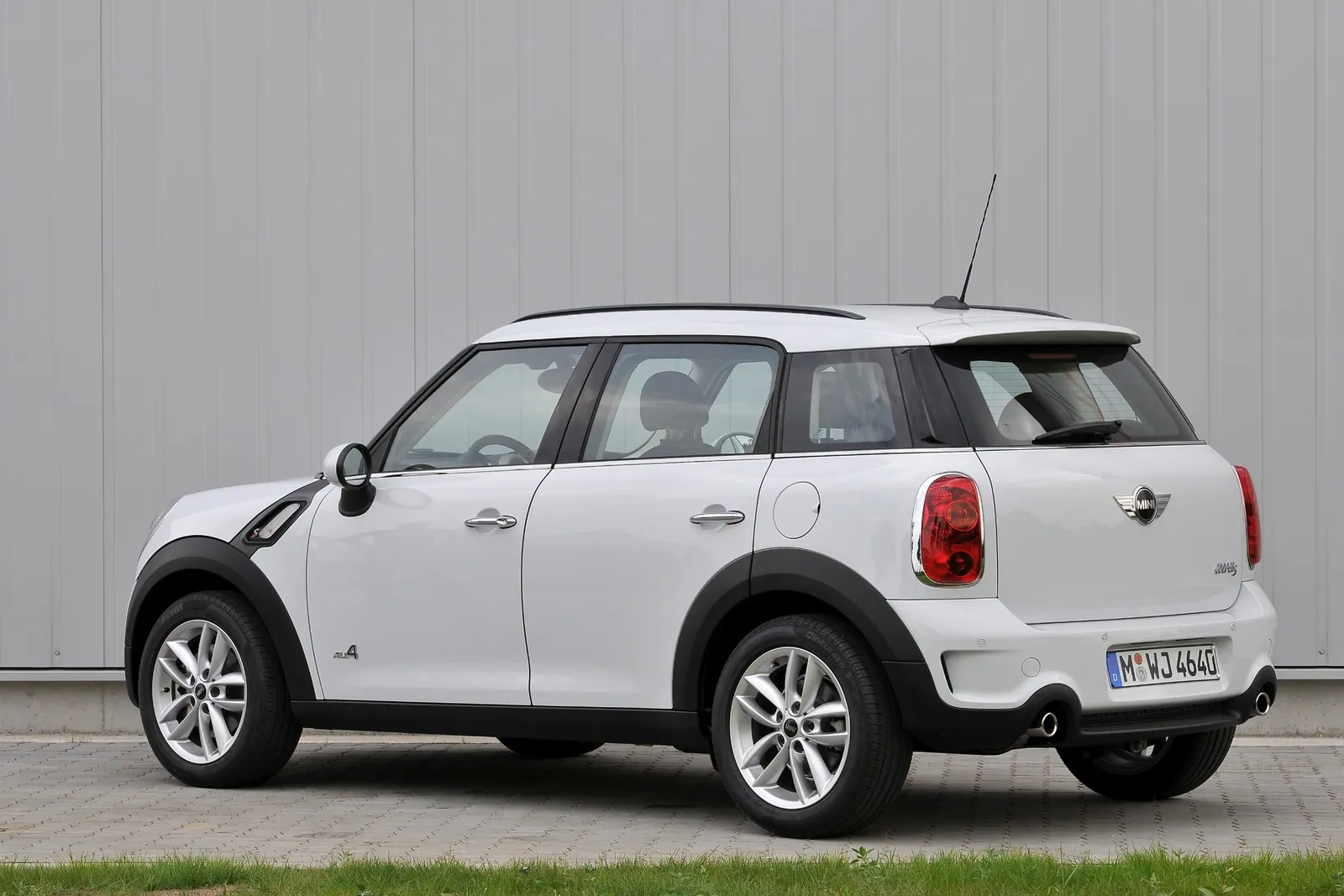 白い壁の前に停まる初代MINI Countryman Cooper S ALL4