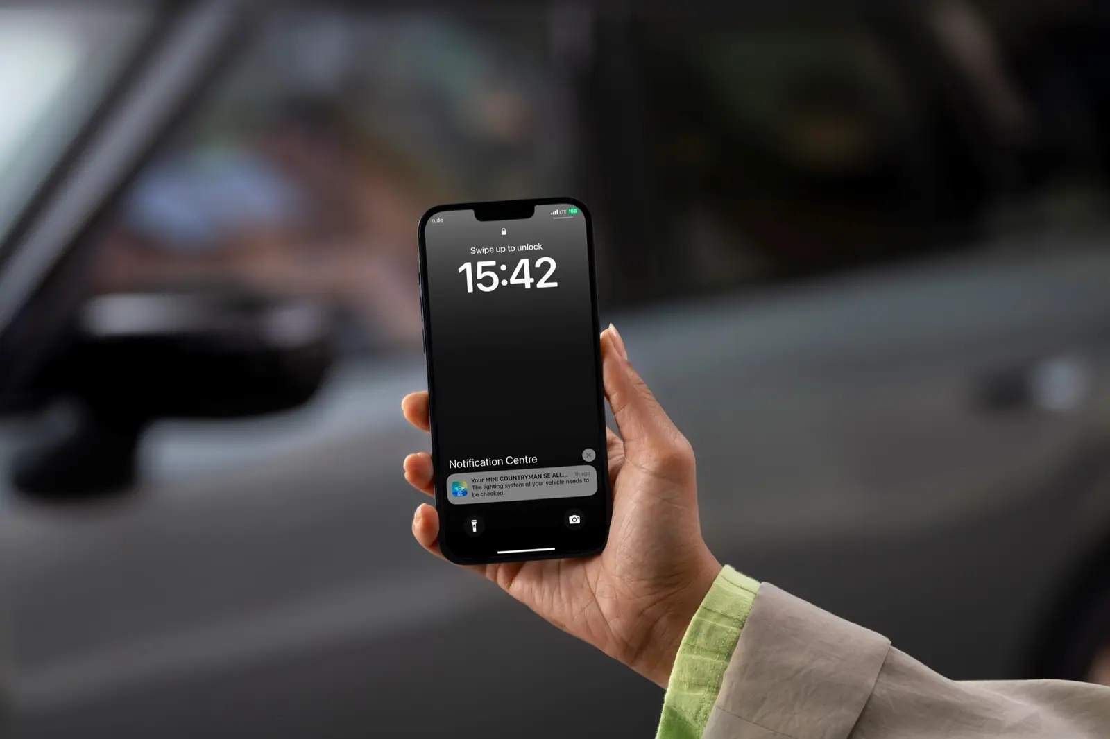 MINIから届いた車両状態の通知をスマートフォンで確認するオーナー