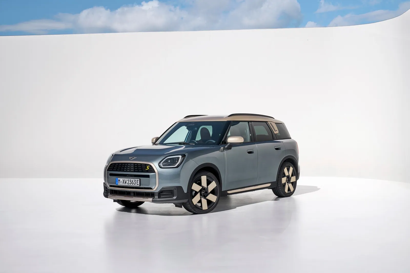 明るい建築空間に停まる新型MINI Countryman SE ALL4