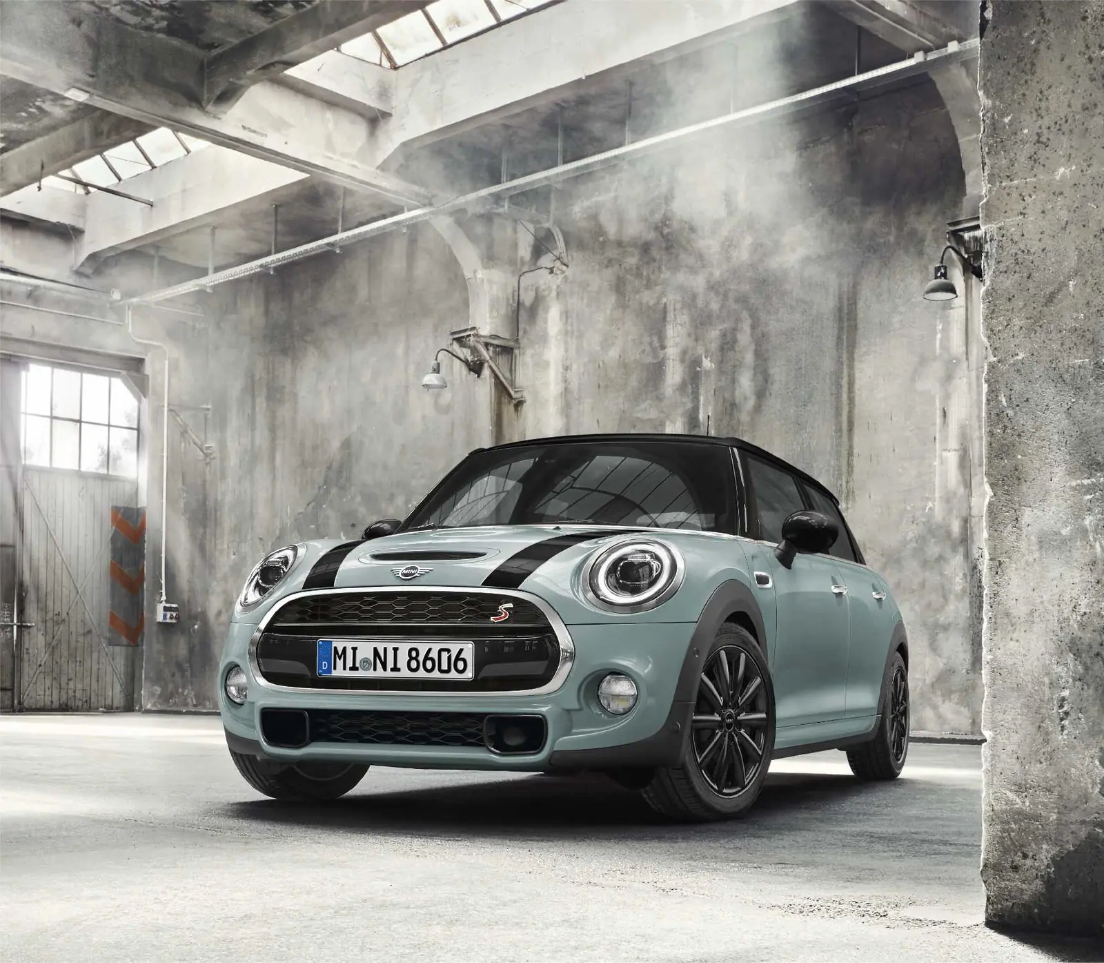 ブラックのルーフとストライプを備えたICE BLUE BLACK EDITIONの公式発表写真