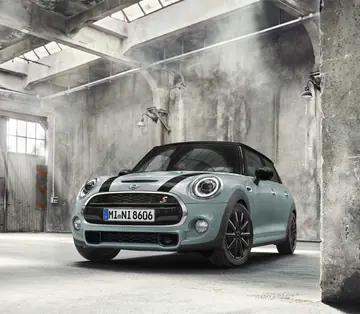 ブラックのルーフとストライプを備えたICE BLUE BLACK EDITIONの公式発表写真