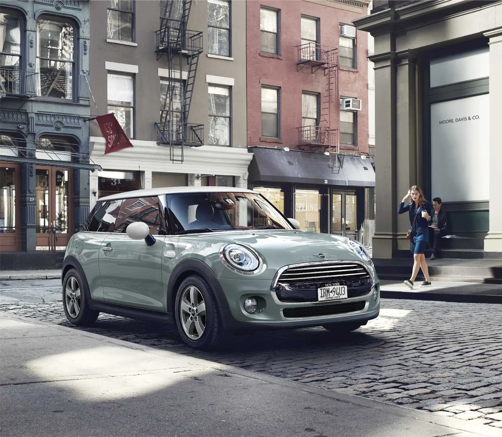比較対象：白いルーフのICE BLUE EDITION（Cooper 3 Door）。BLACK EDITIONとは異なるモデル