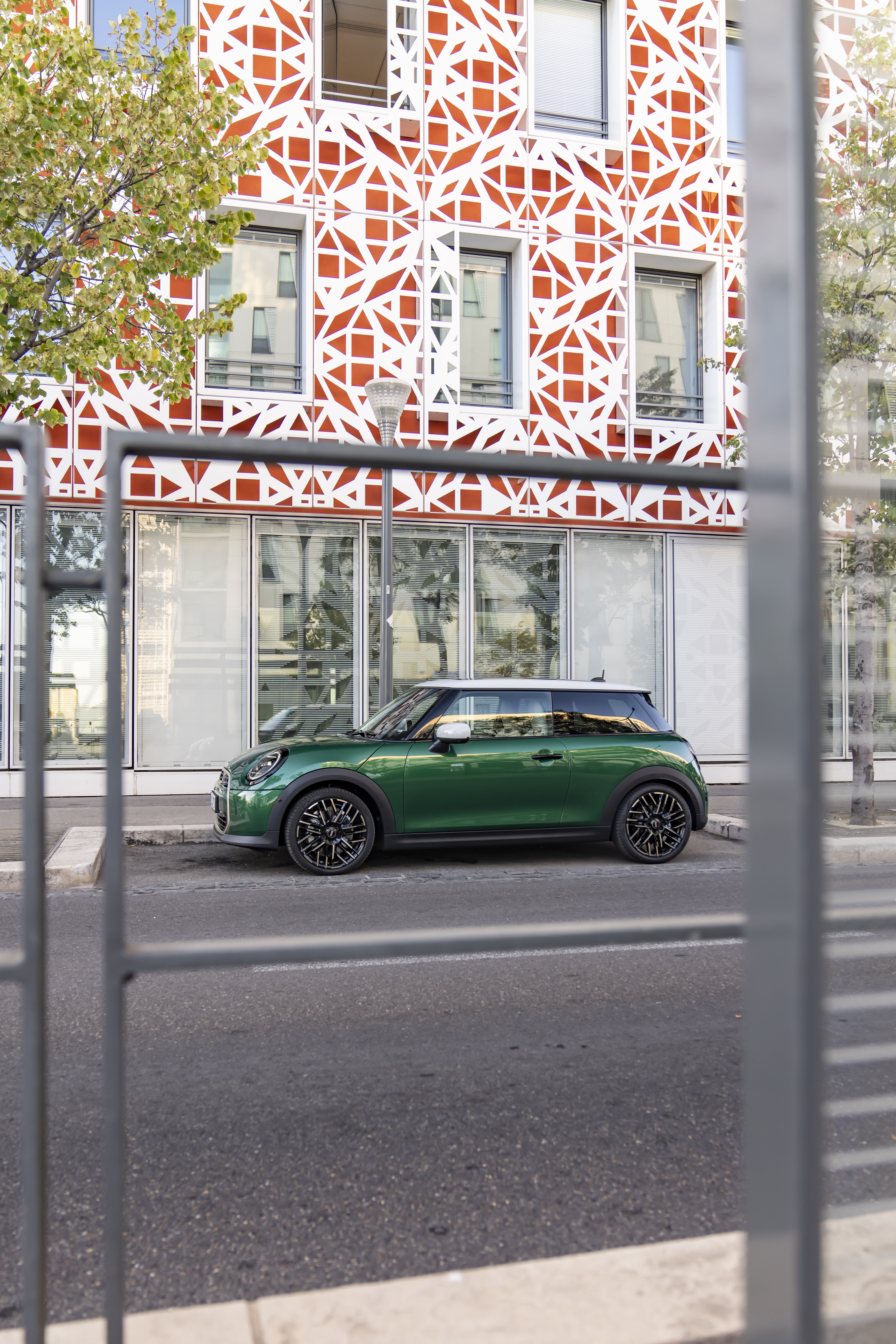 緑の現行MINI Cooper Cの公式写真。世代ごとの塗色を比較した写真ではありません